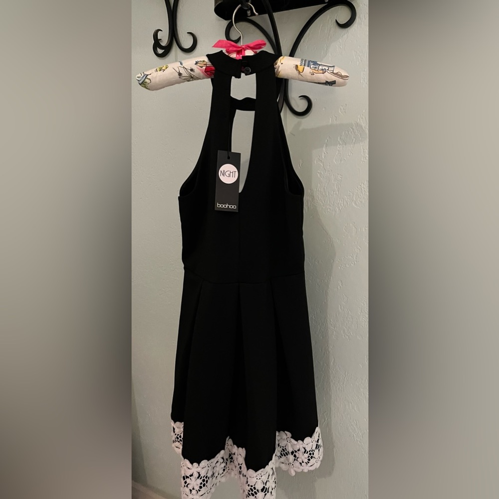 Boohoo BLACK dress NWT with white flowers Laura Lace Trim Keyhole Skater Dress 4